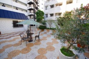 秀和参宮橋レジデンス　パラソルなんか建てちゃって。